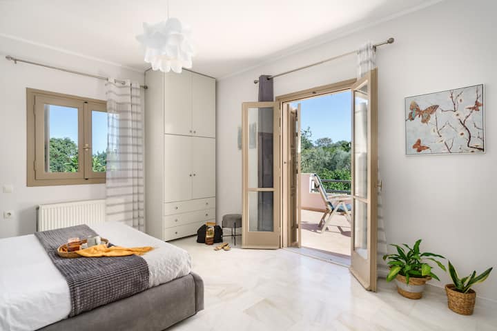 חדר שינה ראשי עם מרפסת פרטית בקומה הראשונה.