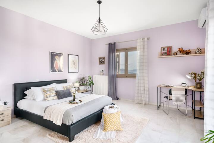 חדר שינה זוגי שני בקומה הראשונה עם מרפסת פרטית ונוף לים. 