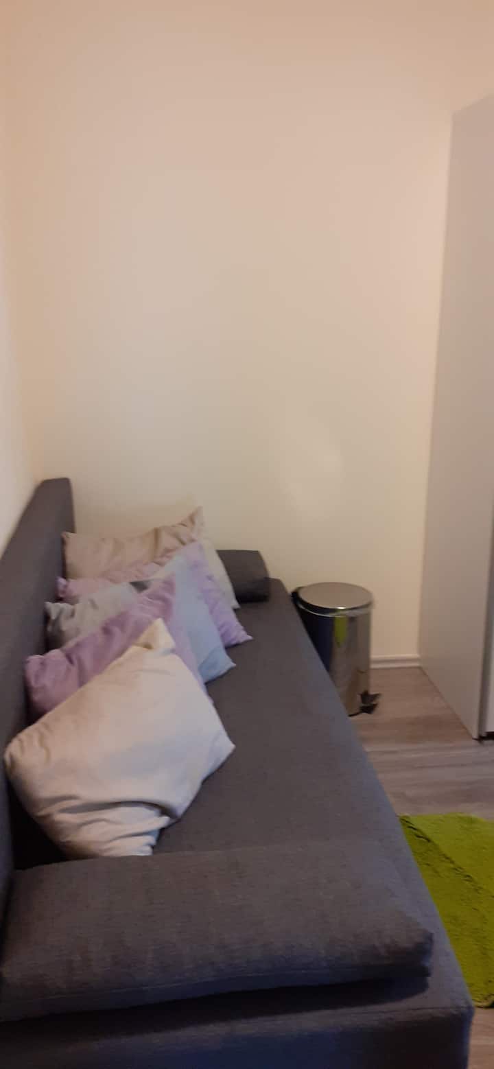 Chumba kimekarabatiwa na kupakwa rangi hivi karibuni 