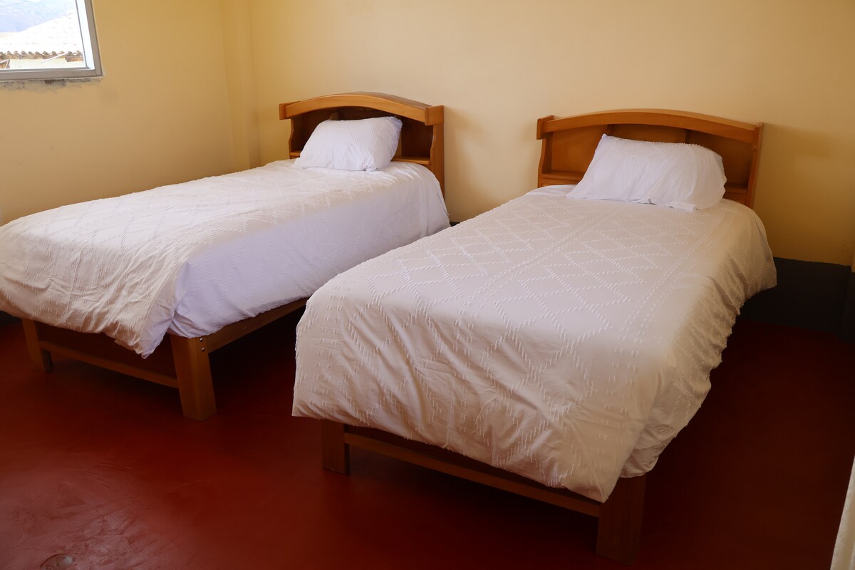 غرفة مزدوجة بسريرين متماثلين.