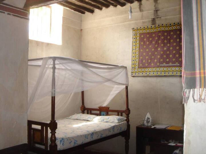 The beds are situated in the 4 alcoves of the main room.
Very suitable for the children, when the parents occupy NDANI (the separate bedroom inside).
Less privacy if 2 couples, or friends.