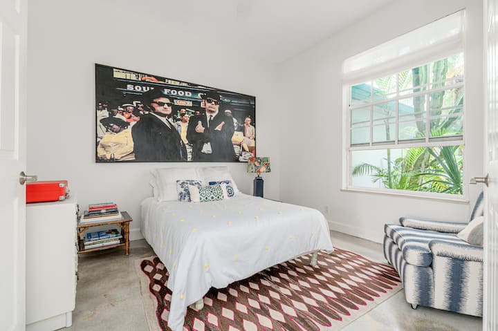 Спалня за гости с легло в пълен размер