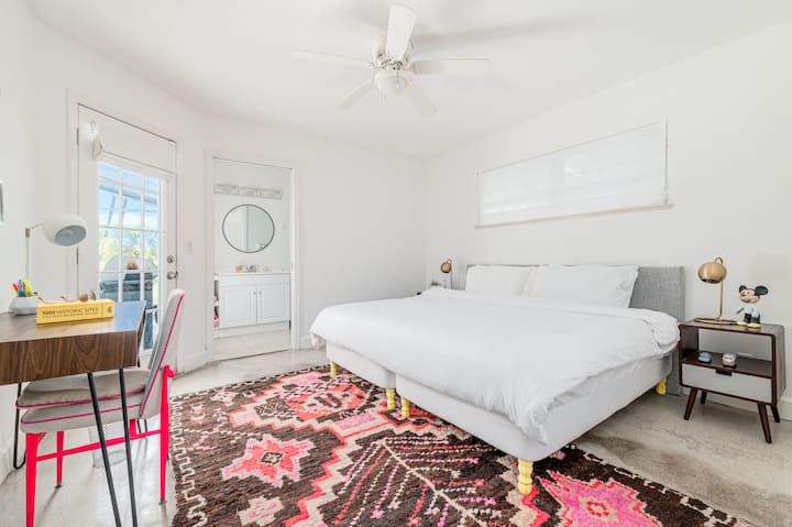 Спалня за гости с голямо двойно легло и прилежаща баня - директен достъп до зоната на басейна.