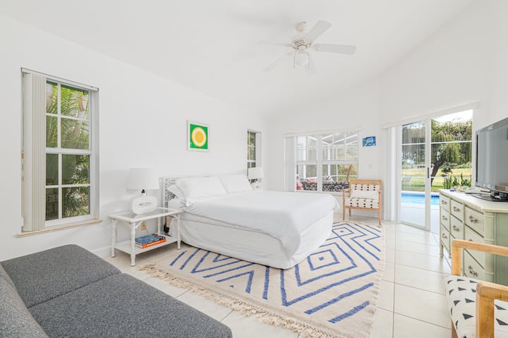 Основна спалня с двойно легло king size и плъзгаща се врата към басейна