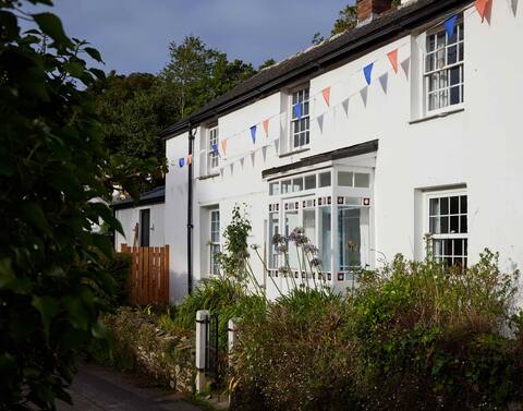 Charming cottage, sea views & private beach access