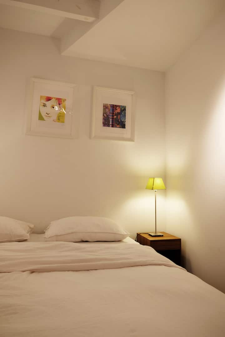 2 кревета може да се постават одделени како 2 единечни кревета кои создаваат L или може да се користат како двоен кревет.