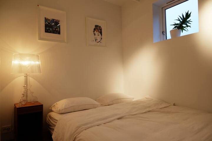 2 кревета може да се постават одделени како 2 единечни кревета кои создаваат L или може да се користат како двоен кревет.