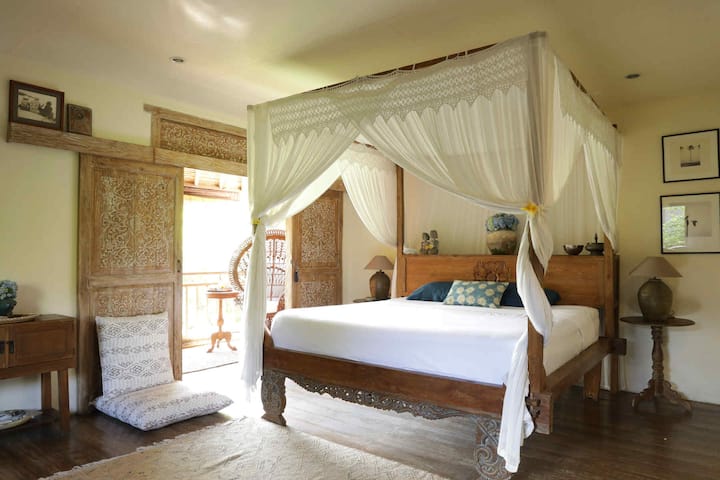 宽敞的主卧室-加大双人床、蚊帐、电视、空调、吊扇、私人露台和套内卫生间 