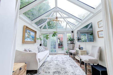 Top performing Airbnb: Unique Home in Queen West w Sunroom and Backyard! in Spadina—Fort York