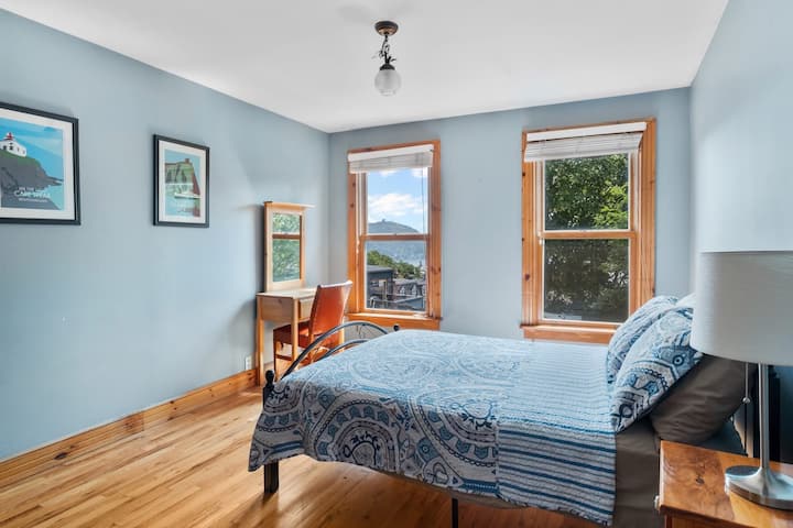 שוב! נופים של  The Narrows ו - Signal Hill. פתחו את התריסים וצפו בספינות נכנסות. 

ארונות וקולבים גדולים בכל חדר. 