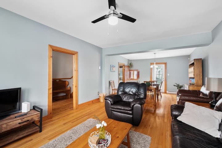 תשבו ותירגעו. חדר גדול ליהנות מזמן הקבוצה שלכם יחד. 