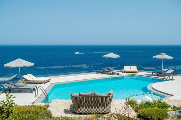 Holiday villa Penelope, on the edge of the sea gallery image 3