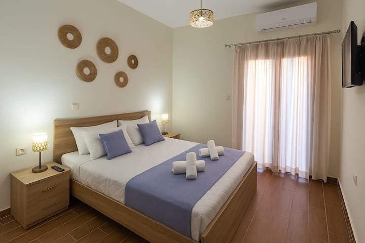 Lala kwa starehe katika chumba cha kulala chenye utulivu, chenye hewa safi chenye mwangaza laini, mapambo yenye starehe na ufikiaji wa moja kwa moja wa mwanga wa asili kupitia mapazia madogo