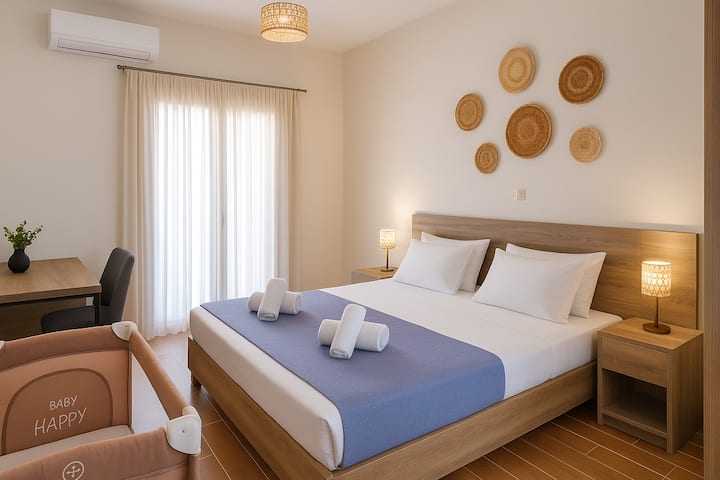 chumba cha kulala chenye kitanda cha mtoto, dawati, A/C na mwanga laini wa asili-inafaa kwa wanandoa au familia changa zinazotafuta starehe na urahisi.