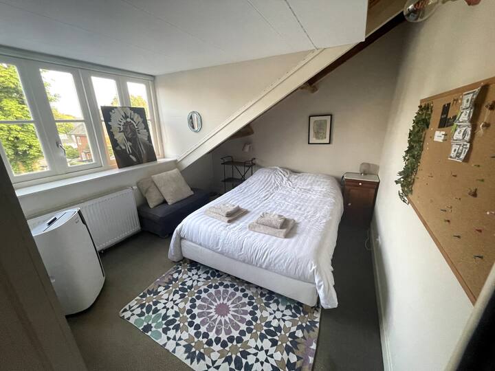 2nd floor bedroom: if needed we can prepare this extra bedroom with a 140 x 200 cm bed. There is a bathroom on this floor, with shower, toilet and a dryer & washing machine.