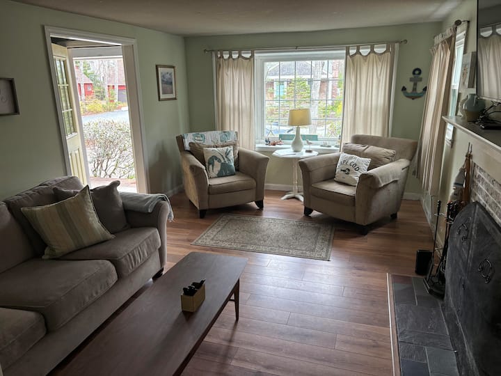 Charming Cape Escape - Falmouth, MA
