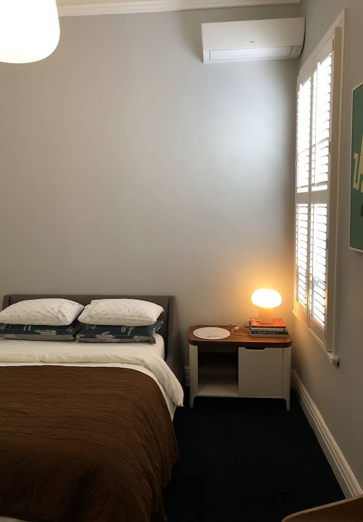 غرفة نوم ثانية كبيرة مع تدفئة وتبريد بدورة فوجيتسو العكسية الجديدة، بما في ذلك أردية واسعة مدمجة.