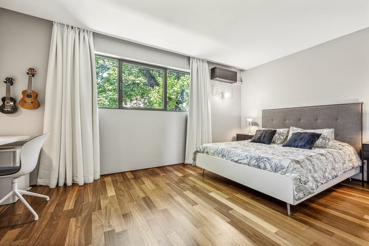 La 3e chambre, avec un lit double queen au 2e étage, dispose de son propre bureau et de généreuses armoires.