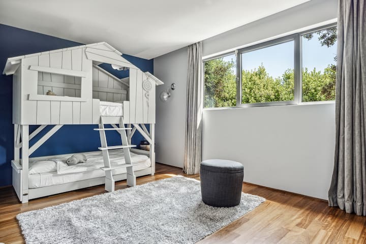 La 4e chambre avec lits superposés au 2e étage. Elle dispose de son propre bureau et d'un placard généreux. Cette chambre est idéale pour les enfants.