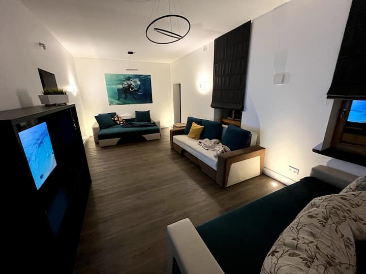 Área común del primer piso. Cada sofá es del tamaño y la comodidad de una cama doble (180x200 cm). La sala de estar tiene una capacidad total para dormir de 6 personas.
Pisos climatizados, temperatura ajustable en cada habitación.