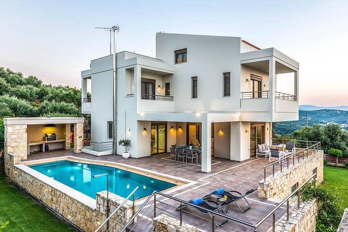 5′ to Beach / Private Pool / Playground / Views gallery image 3