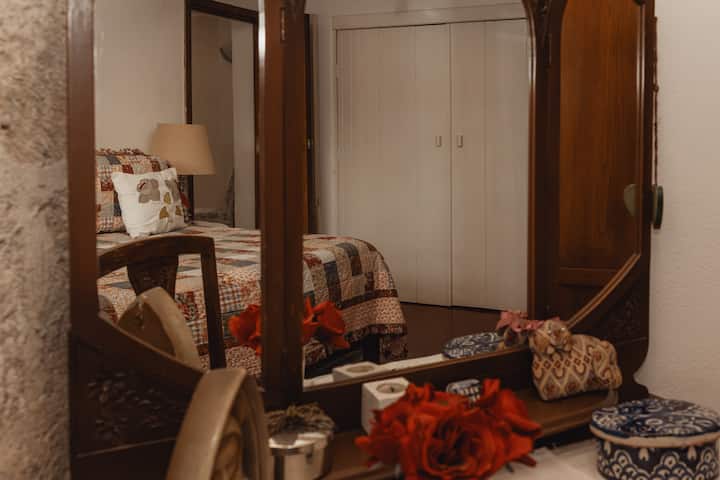 Браник и главен плакар во спалната соба.