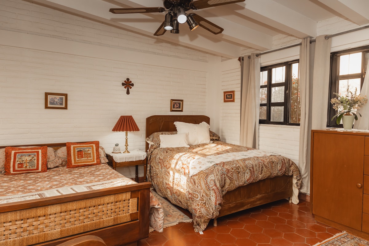 חדר שינה משני עם 2 מיטות זוגיות.