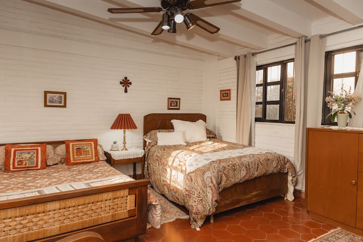 Секундарна спална соба со 2 дупли кревети.