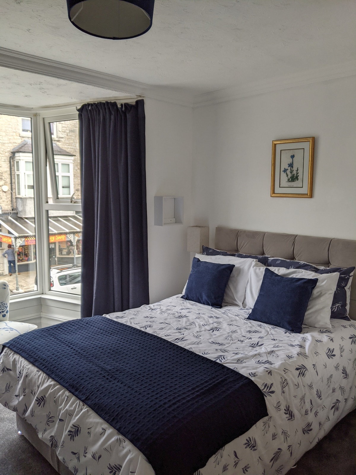 Dvojposteľ s krásnym výhľadom na arkýřové okno na sedenie a sledovanie sveta.