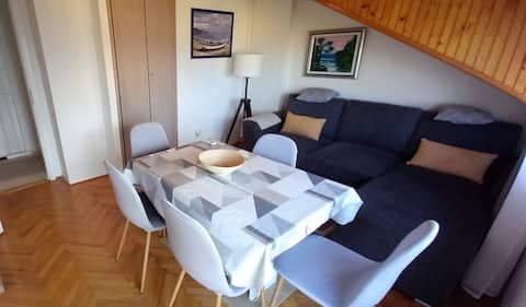 Popular Airbnb listing: Apartment LAVANDA, 50m from the beach, sea view in Općina Malinska Dubašnica