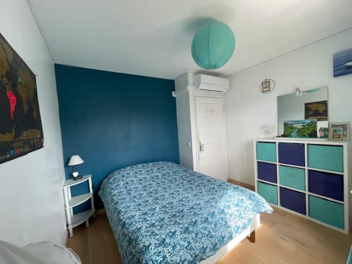 Mala soba s klima-uređajem, krevetom širine 140 cm i tušem u sobi.
Ekspozicija na istoku.