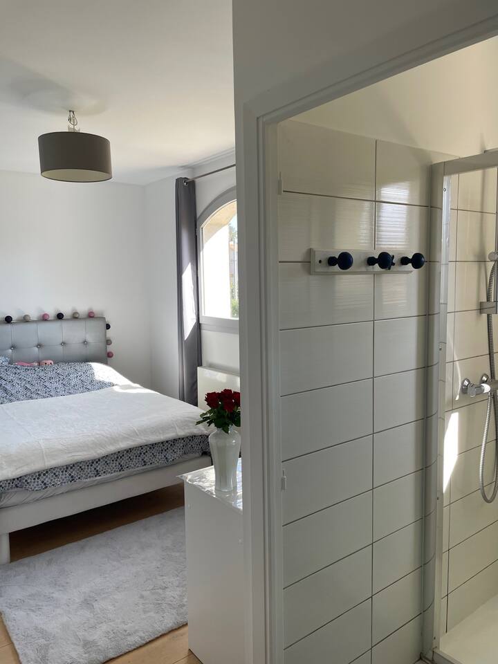 Soba s 140 kreveta, klima-uređajem i tušem