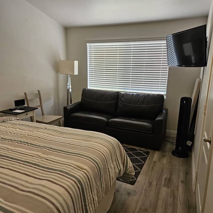 Голема гостинска спална соба со подови, брачен кревет на перница, дополнителен кауч за спиење со душек Temper-Pedic, монтиран телевизор, осцилирачки вентилатор и преклопена маса и стол за работа со компјутер. Гардеробер/огледало и плакар со дополнителна постелнина. Приватна гостинска бања до BR.  