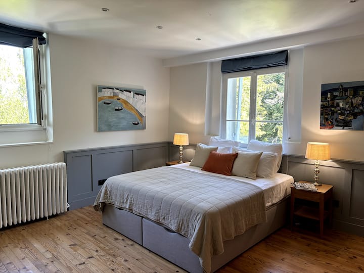 这间卧室可换成超级加大双人床或两张单人床