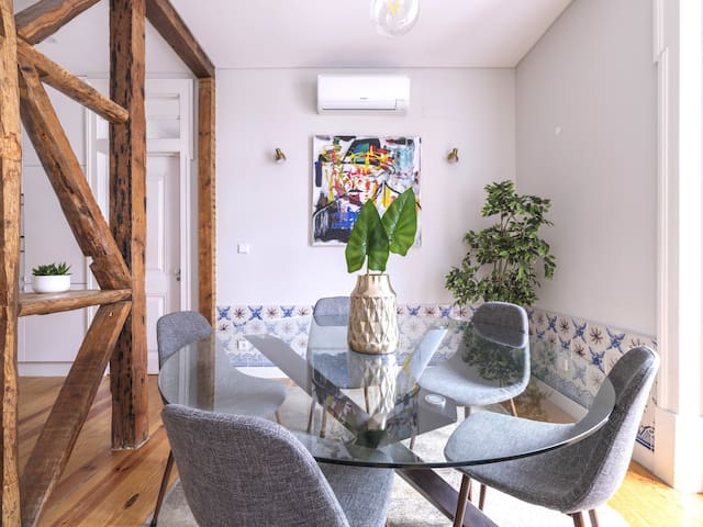 Alfama Castle Fabulous First floor Apartment in Restored 19th Century Building