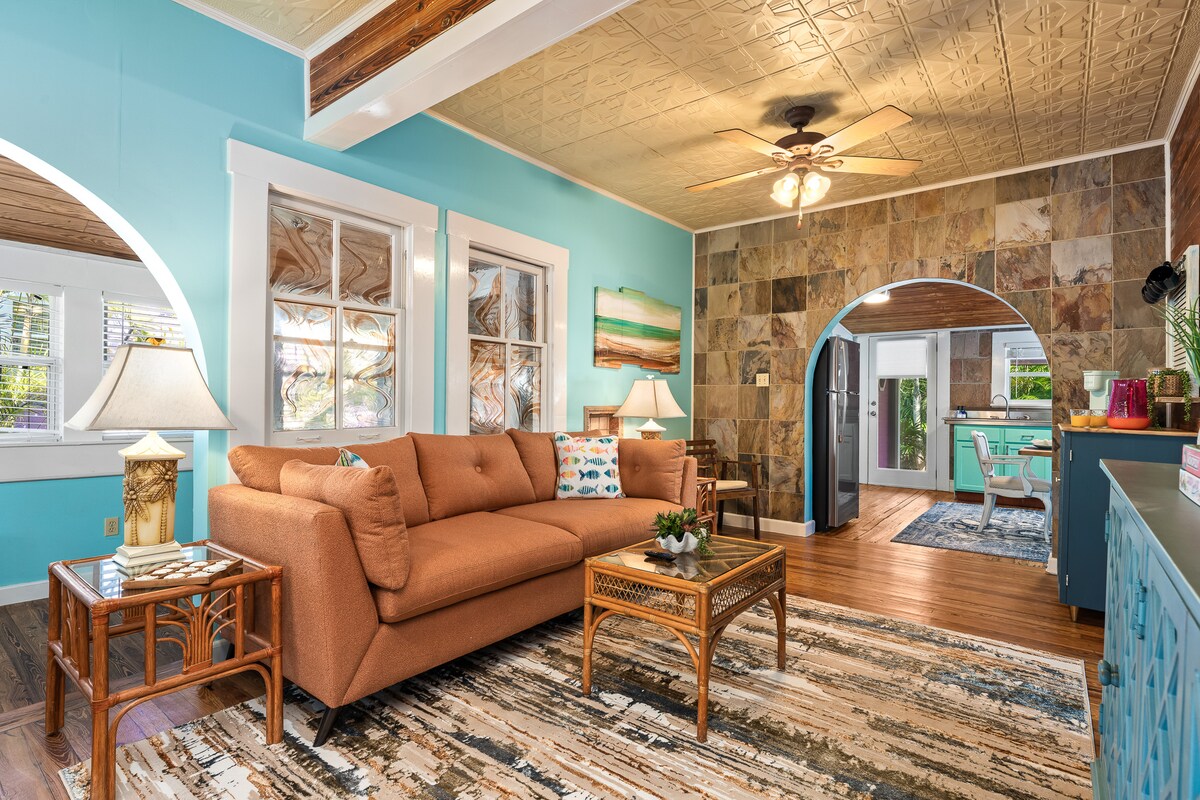 De queensize slaapbank in de woonkamer biedt een extra plek voor gasten om te slapen. 
