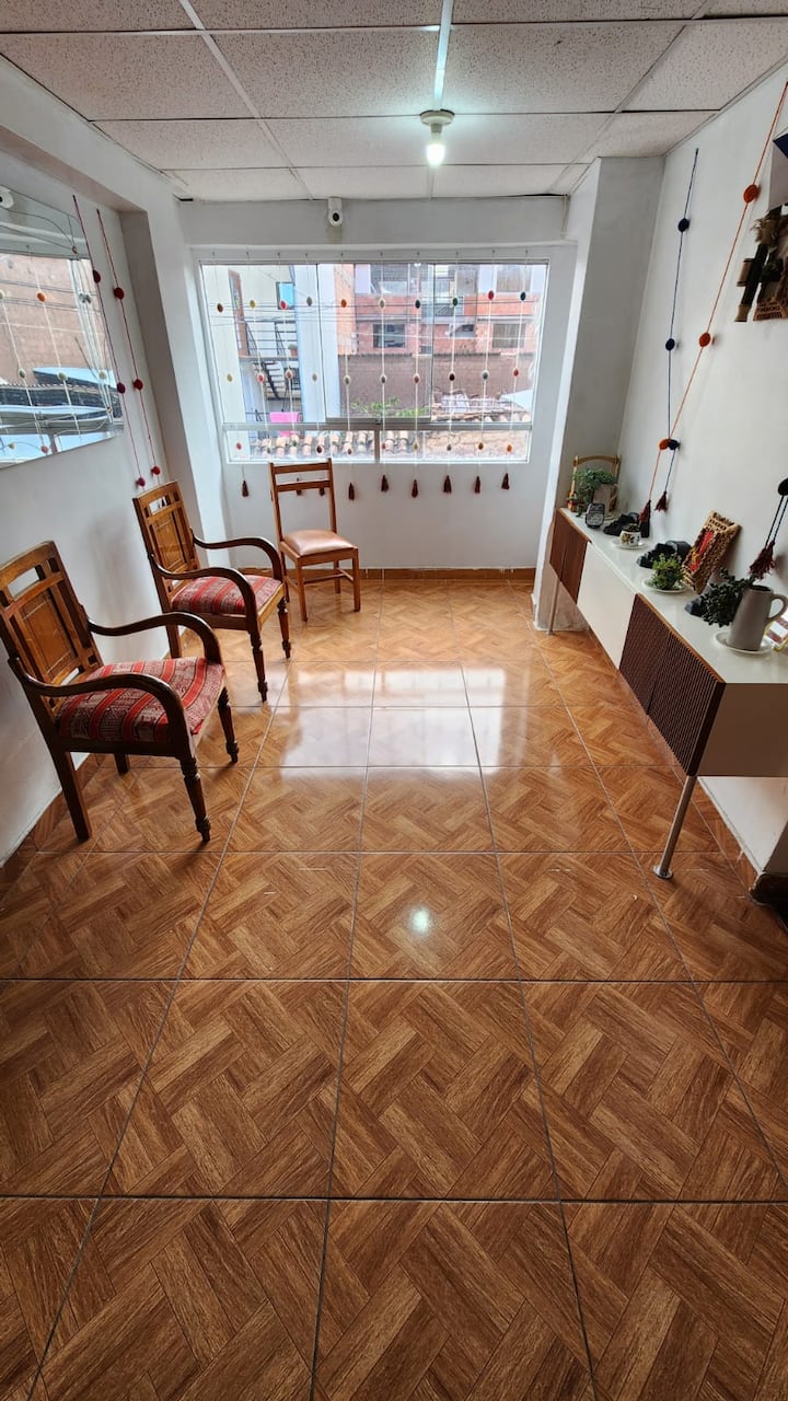 ชั้น 2 ห้องนั่งเล่นมีหน้าต่างกว้าง