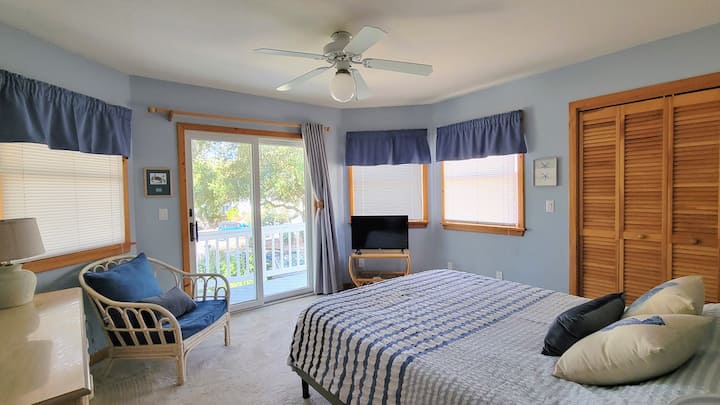 Spálňa Ocean Life má pohodlnú manželskú posteľ, vlastnú kúpeľňu a súkromný prístup na terasu s hojdacou sieťou na druhom poschodí.