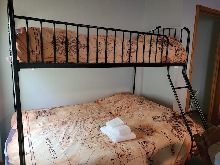 Izba Blackbeard na prízemí je dokonalá detská spálňa s kapacitou až 5 osôb a tiež slúži ako herňa / spoločenská miestnosť. K dispozícii je dvojitá posteľ (manželská posteľ/manželská posteľ), ako aj pohovka s manželskou posteľou, stolný futbal a herňa pre 2 deti.