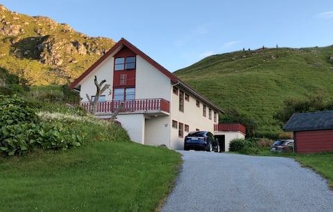Modern and fresh apt w/shortcut to the puffins