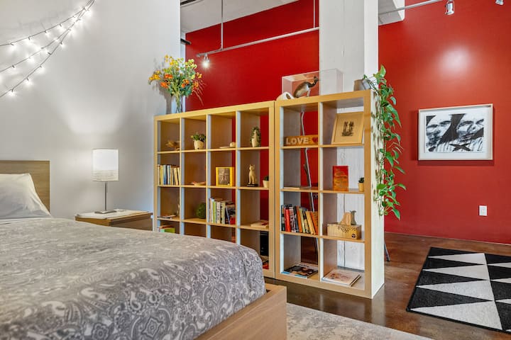 Veľká otvorená spálňa s jednou manželskou posteľou King a šatníkom.