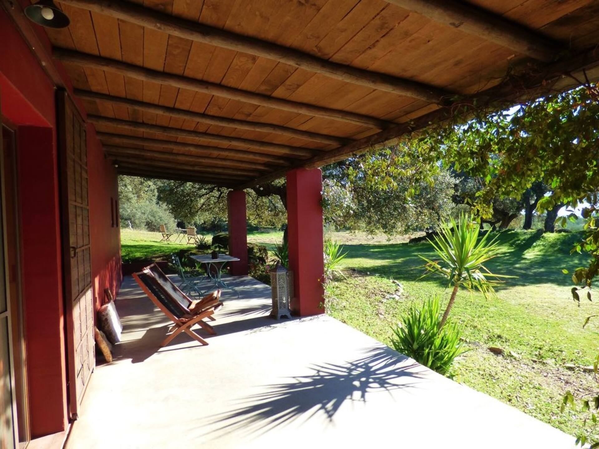 celeiro espaçosa encantadora com piscina na bela paisagem tranquila