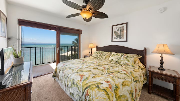 Chumba cha kulala cha msingi kina kitanda cha kifalme na lanai yake ya kujitegemea yenye mwonekano wa bahari.