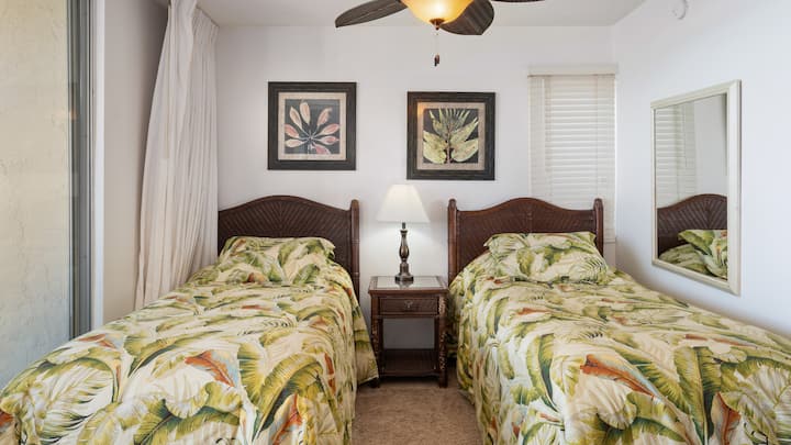 Chumba cha kulala cha mbele kinaweza kusanidiwa kama vitanda viwili pacha au kitanda kimoja cha kifalme.