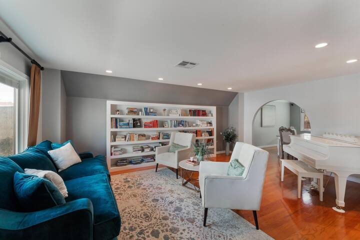 5bedroom By Strip & Airport w/ King Beds! gallery image 4