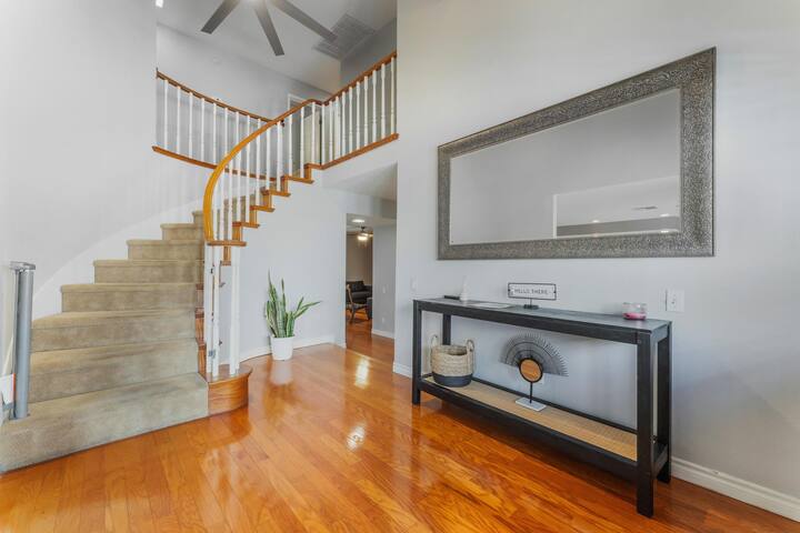 5bedroom By Strip & Airport w/ King Beds! gallery image 2