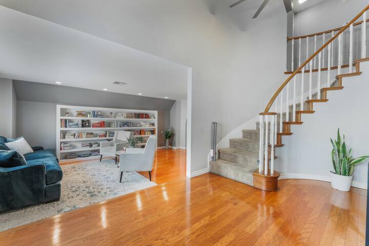 5bedroom By Strip & Airport w/ King Beds! gallery image 3