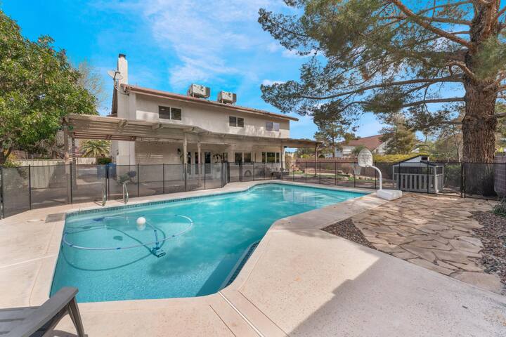 5bedroom By Strip & Airport w/ King Beds!