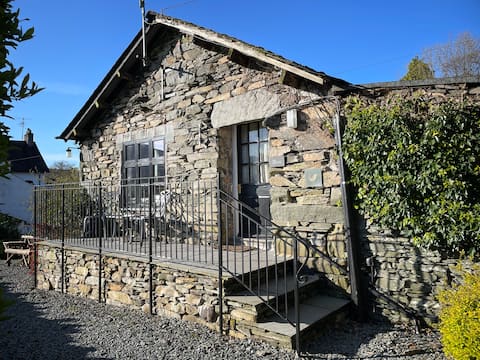 Wren Cottage, lake access, pet-friendly