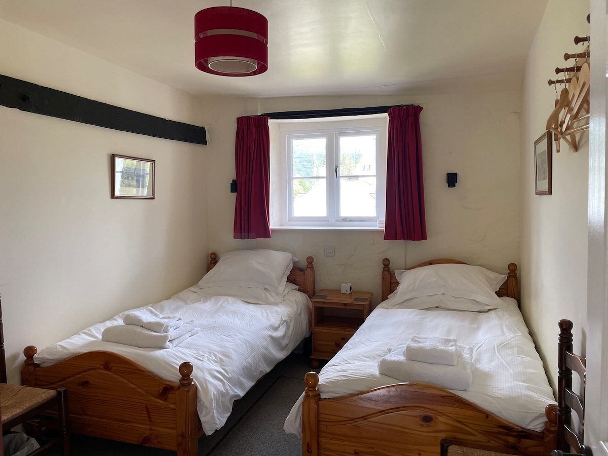 Kreveti za jednu osobu u drugoj spavaćoj sobi; sjenilo za zamračivanje kako bi se spriječilo jutarnje sunce